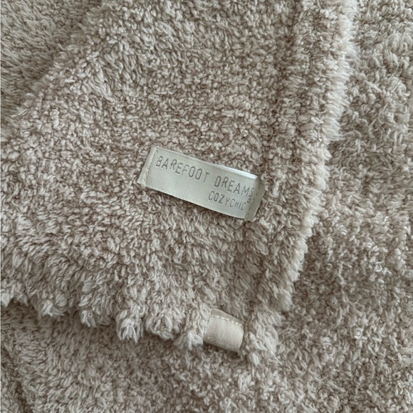 Barefoot Dreams CozyChic® Wearable Blanket Wrap Throw - Picture 2 of 8